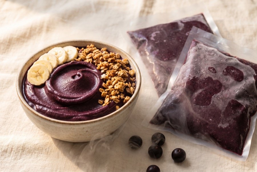 Crema de açaí congelada y pulpa de açaí en envases sellados.