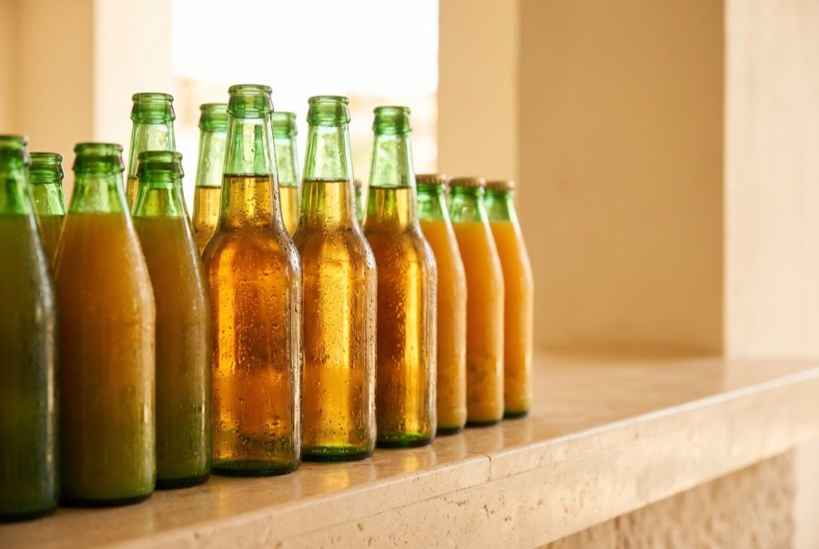 Botellas de refresco de guaraná y zumos brasileños frías.